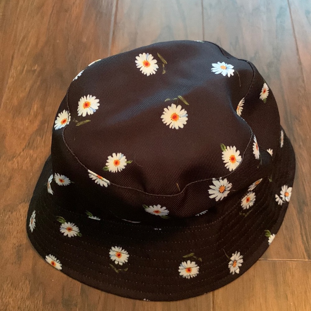 Reversible bucket hat
